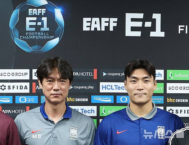 [용인=뉴시스] 이영환 기자 = 6일 오후 경기 용인시 처인구 용인미르스타디움에서 열린 2025 EAFF(동아시아축구연맹) E-1 챔피언십(동아시안컵) 기자회견에 참석한 홍명보 한국 남자 축구 대표팀 감독과 '부주장' 박진섭이 기념촬영을 하고 있다. 2025.07.06. 20hwan@newsis.com
