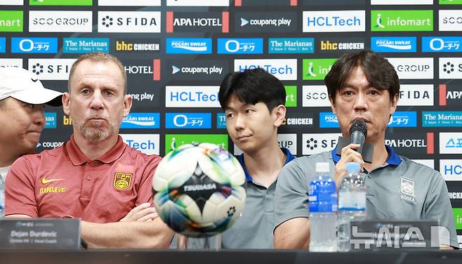 [용인=뉴시스] 이영환 기자 = 홍명보(오른쪽) 한국 축구대표팀 감독이 6일 오후 경기 용인시 처인구 용인미르스타디움에서 열린 2025 EAFF(동아시아축구연맹) E-1 챔피언십(동아시안컵) 기자회견에 참석해 취재진의 질문에 답하고 있다. 왼쪽은 데얀 주르예비치 중국 축구대표팀 감독. 2025.07.06. 20hwan@newsis.com