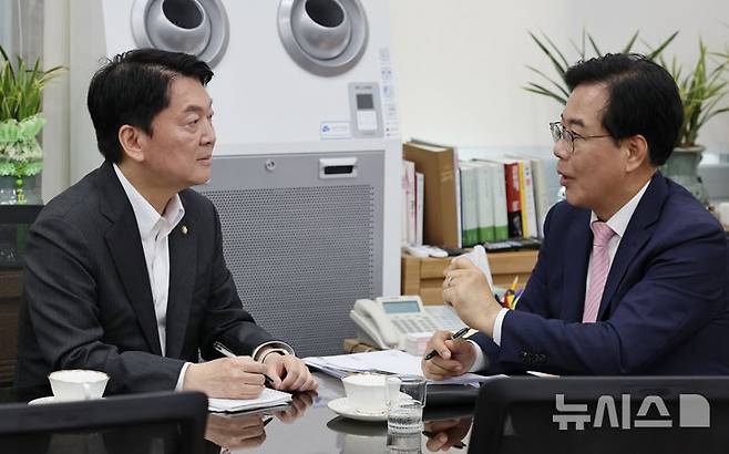 [서울=뉴시스] 고승민 기자 = 송언석(오른쪽) 국민의힘 비대위원장과 안철수 혁신위원장이 2일 서울 여의도 국회 국민의힘 원내대표실에서 만나 면담을 하고 있다. (공동취재) 2025.07.02. photo@newsis.com