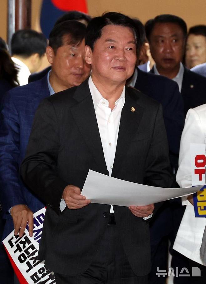 [서울=뉴시스] 조성봉 기자 = 안철수 국민의힘 혁신위원장이 3일 오후 서울 여의도 국회에서 열린 비공개 의원총회를 마치고 밖으로 나서고 있다. 2025.07.03.  suncho21@newsis.com