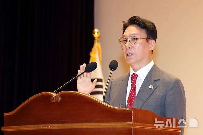 [세종=뉴시스] 강종민 기자 = 김민석 국무총리가 7일 세종시 정부세종청사 대강당에서 열린 취임식에서 취임 선서를 하고 있다. 2025.07.07. ppkjm@newsis.com