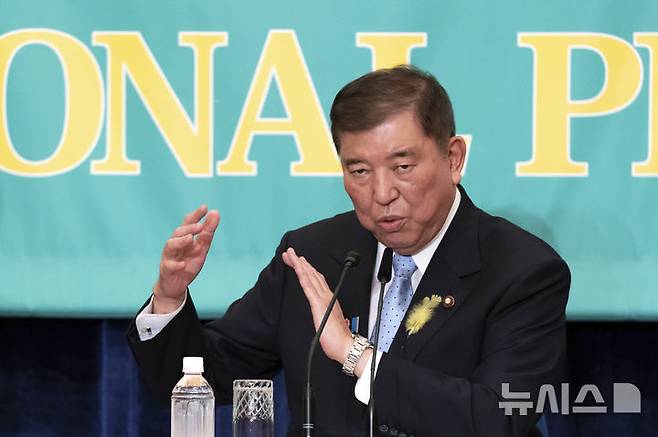 [도쿄=AP/뉴시스] 일본이 미국의 대일 상호관세 유예 종료 시한인 8일을 코앞에 두고 뚜렷한 성과를 내지 못한 가운데 이시바 시게루(石破茂) 일본 총리는 관세율 통지가 일본에 도착했을 때 "모든 경우에 대비하고 있다"고 밝혔다. 사진은 이시바 총리가 지난 2일 도쿄에서 열린 당수 토론회에서 발언하고 있는 모습. 2025.07.07.