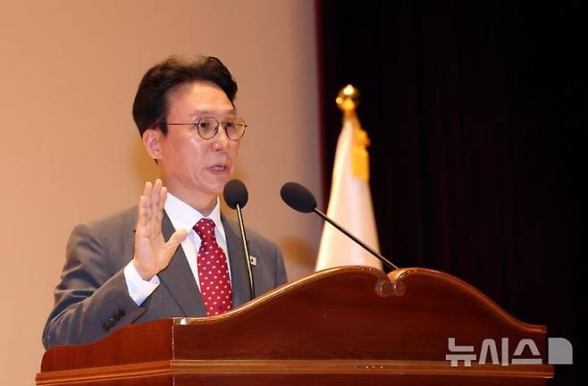 [세종=뉴시스] 강종민 기자 = 김민석 국무총리가 7일 세종시 정부세종청사 대강당에서 열린 취임식에서 취임 선서를 하고 있다. 2025.07.07. ppkjm@newsis.com