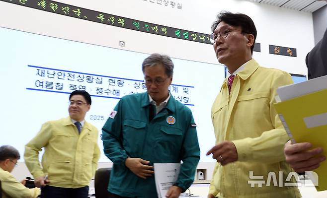 [세종=뉴시스] 강종민 기자 = 김민석 국무총리가 7일 세종시 정부세종청사 중앙재난안전상황실을 찾아 여름 재난 대비 상황을 점검한 뒤 이석하고 있다. 2024.07.07. ppkjm@newsis.com