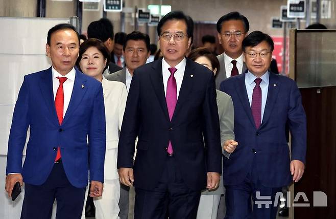 [서울=뉴시스] 조성봉 기자 = 송언석 국민의힘 비상대책위원장 겸 원내대표를 비롯한 지도부가 7일 오전 서울 여의도 국회에서 열린 비상대책위원회의에 참석하고 있다.왼쪽부터 박덕흠 비대위원, 송 비대위원장, 정점식 사무총장. 2025.07.07. suncho21@newsis.com