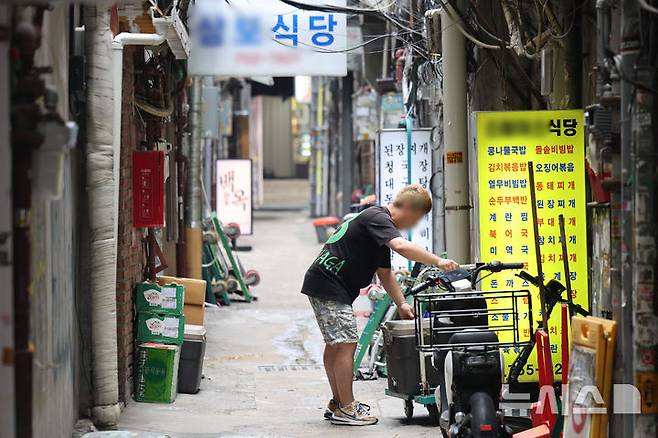 [서울=뉴시스] 권창회 기자 =27일 서울 중구 명동 거리 내 한 매장에서 자영업자들이 손님맞이 준비를 하고 있다.  2025.06.27. kch0523@newsis.com