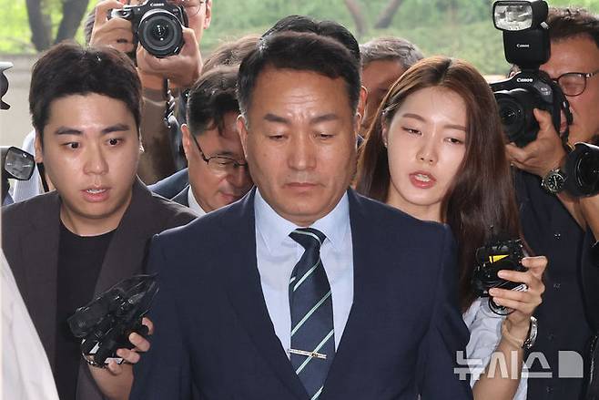 [서울=뉴시스] 황준선 기자 = 김계환 전 해병대사령관이 7일 오전 서울 서초구 이명현 순직 해병 특별검사 사무실에서 열린 소환 조사에 출석하고 있다. 2025.07.07. hwang@newsis.com