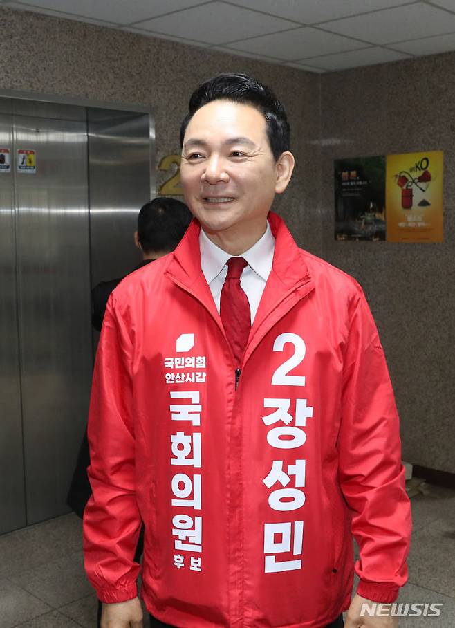 [안산=뉴시스] 경기사진공동취재단 = 제22대 국회의원 선거 경기 안산갑에 출마한 장성민 국민의힘 후보가 3일 오전 경기 안산시 단원구 SK브로드밴드 한빛방송에서 열린 제22대 국회의원선거 방송토론회에 참석해 대기실로 들어가고 있다. 2024.04.03. photo@newsis.com