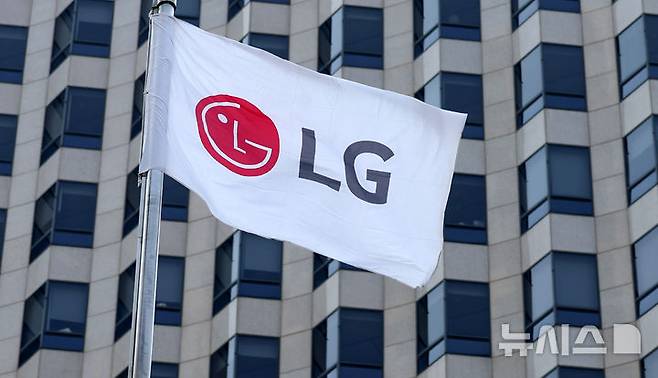 [서울=뉴시스] 추상철 기자 = 7일 오전 서울 영등포구 여의도 LG트윈타워에서 LG깃발이 바람에 나부끼고 있다. 2025.04.07. scchoo@newsis.com