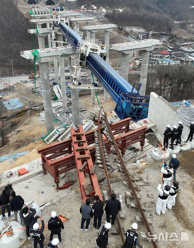 [안성=뉴시스] 10명의 사상자가 발생한 경기도 안성시 서운면 산평리 '안성 고속도로 교각 붕괴' 현장에서 2월28일 경찰과 국과수, 산업안전공단 등 관계자들이 합동감식을 하고 있다. (사진=뉴시스 DB). photo@newsis.com