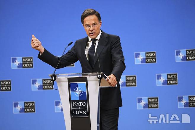 [브뤼셀(벨기에)=AP/뉴시스]북대서양조약기구(NATO·나토) 수장이 중국이 대만을 침공할 경우 러시아에 나토 공격을 요청할 가능성이 높다고 주장했다. 사진은 마르크 뤼터 나토 사무총장이 지난달 4일(현지 시간) 브뤼셀의 나토 본부에서 우크라이나 방위접촉그룹 회의에 앞서 기자회견 중 연설하는 모습. 2025.07.07.