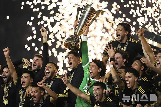 [휴스턴=AP/뉴시스] 멕시코 선수들이 6일(현지 시간) 미 텍사스주 휴스턴 NRG 스타디움에서 열린 2025 북중미카리브해축구연맹(CONCACAF) 골드컵 정상에 올라 트로피를 들고 환호하고 있다. 하비에르 아기레 감독이 이끄는 멕시코는 결승전에서 마우리시오 포체티노 감독의  미국에 2-1 역전승을 거두고 우승컵을 들어 올렸다. 2025.07.07.