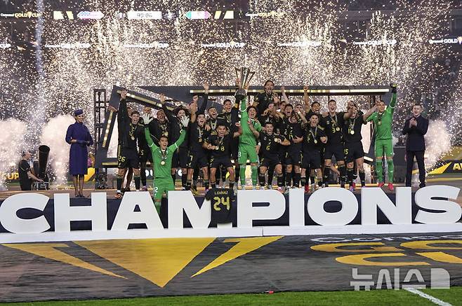 [휴스턴=AP/뉴시스] 멕시코 선수단이 6일(현지 시간) 미 텍사스주 휴스턴 NRG 스타디움에서 열린 2025 북중미카리브해축구연맹(CONCACAF) 골드컵 정상에 올라 트로피를 들고 환호하고 있다. 하비에르 아기레 감독이 이끄는 멕시코는 결승전에서 마우리시오 포체티노 감독의  미국에 2-1 역전승을 거두고 우승컵을 들어 올렸다. 2025.07.07.