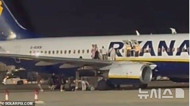 [서울=뉴시스]스페인 마요르카 팔마공항에서 이륙 준비 중이던 라이언에어 여객기에서 화재경보 오작동으로 대피 소동이 벌어져 승객 18명이 다쳤다. 다행히 실제 화재는 발생하지 않았다. (사진=데일리메일) 2025.7.6.