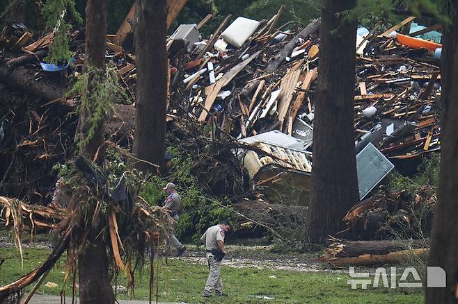 [헌트=AP/뉴시스] 5일(현지 시간) 기록적인 폭우로 홍수가 발생한 미국 텍사스주 헌트 과달루페 강 유역에서 관계자들이 실종자를 수색하고 있다. 2025.07.07.<font style="vertical-align: inherit;"><font style="vertical-align: inherit;"></font></font>