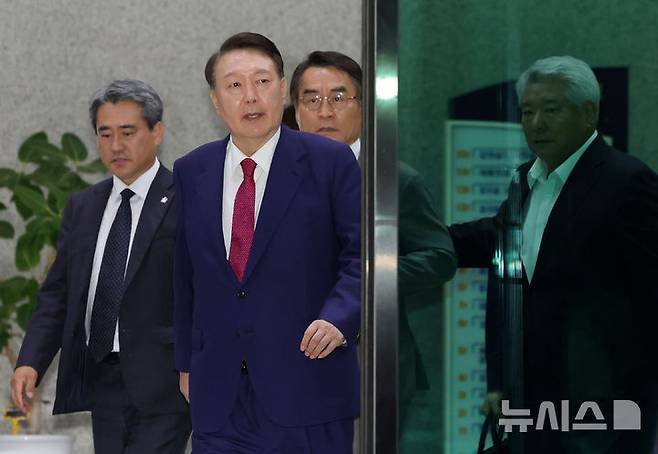 [서울=뉴시스] 홍효식 기자 = 윤석열 전 대통령이 5일 오후 서울 서초구 서울고등검찰청에 마련된 내란특검 사무실에서 2차 대면 조사를 마친 뒤 귀가하고 있다. 2025.07.06. yesphoto@newsis.com