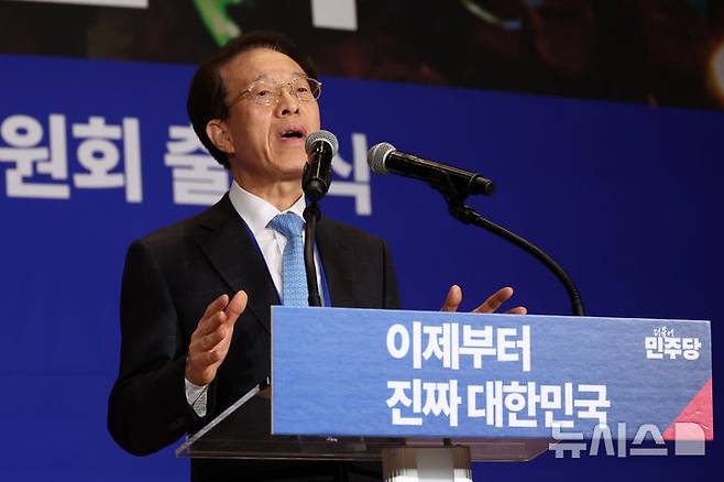 [서울=뉴시스] 조성우 기자 = 30일 오후 서울 여의도 국회 의원회관에서 열린 더불어민주당 제21대 대통령선거 '진짜 대한민국' 중앙선거대책위원회 출범식에서 이석연 공동선거대책위원장이 발언하고 있다. 2025.04.30. xconfind@newsis.com