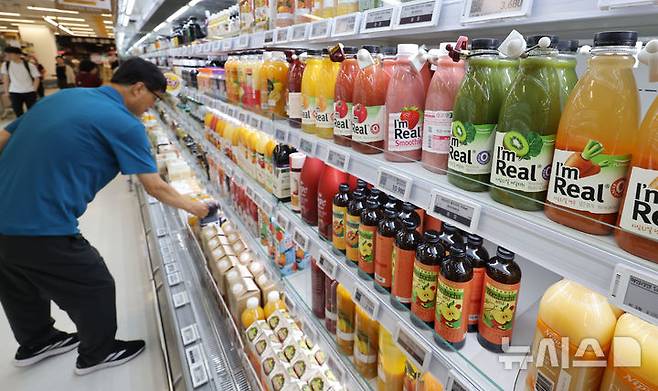 [서울=뉴시스] 권창회 기자 = 농림축산식품부가 식품·유통업계와 함께 여름철 장바구니 부담을 덜기 위한 가공식품 물가 안정 대책을 추진한다. 특히 라면·빵·음료·김치 등 가격 체감도가 높은 품목의 경우, 7~8월 중 전국 대형마트와 편의점에서 최대 50% 할인된 가격으로 구매할 수 있다. 사진은 7일 서울 시내 대형마트에서 고객들이 음료를 살펴보는 모습. 2025.07.07. kch0523@newsis.com