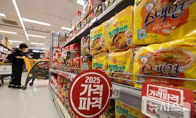[서울=뉴시스] 권창회 기자 = 농림축산식품부가 식품·유통업계와 함께 여름철 장바구니 부담을 덜기 위한 가공식품 물가 안정 대책을 추진한다. 특히 라면·빵·음료·김치 등 가격 체감도가 높은 품목의 경우, 7~8월 중 전국 대형마트와 편의점에서 최대 50% 할인된 가격으로 구매할 수 있다. 사진은 7일 서울 시내 대형마트에서 고객들이 라면을 살펴보는 모습. 2025.07.07. kch0523@newsis.com