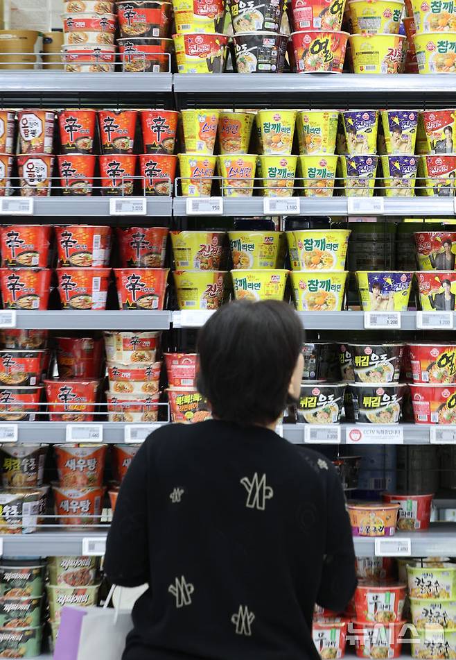 [서울=뉴시스] 권창회 기자 = 농림축산식품부가 식품·유통업계와 함께 여름철 장바구니 부담을 덜기 위한 가공식품 물가 안정 대책을 추진한다. 특히 라면·빵·음료·김치 등 가격 체감도가 높은 품목의 경우, 7~8월 중 전국 대형마트와 편의점에서 최대 50% 할인된 가격으로 구매할 수 있다. 사진은 7일 서울 시내 대형마트에서 고객들이 라면을 살펴보는 모습. 2025.07.07. kch0523@newsis.com