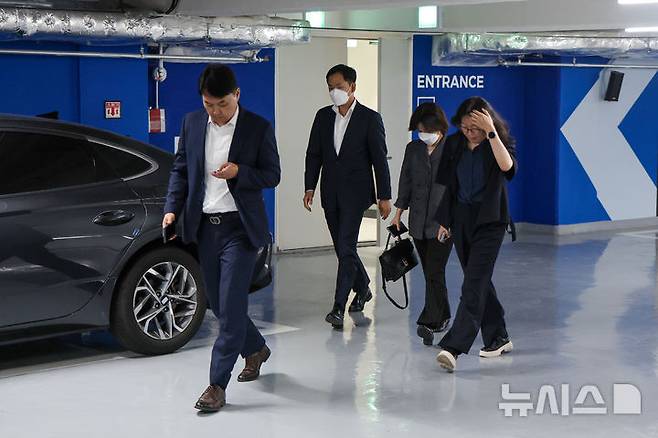 [서울=뉴시스] 김선웅 기자 = 김건희 여사 관련 의혹을 수사 중인 민중기 특별검사팀이 삼부토건에 대한 압수수색에 착수한 3일 서울 종로구 소재 삼부토건 본사가 입주했던 건물에서 특검팀 관계자가 압수수색을 마친 뒤 철수하고 있다. (공동취재) 2025.07.03. photo@newsis.com