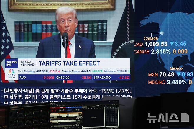 [서울=뉴시스] 트럼프 대통령은 6일(현지 시간) 소셜미디어 트루스소셜에 "브릭스의 반미 정책에 동조하는 어떤 국가든 예외없이 추가 10% 관세를 부과할 것"이라고 밝혔다. 다만 반미 정책이 구체적으로 어떤 걸 뜻하는지 명시하진 않았다. 사진은 서울 여의도 KB국민은행 스마트딜링룸 모니터에 도널드 트럼프 미국 대통령의 관련 뉴스가 나오고 있는 모습. 2025.07.07.