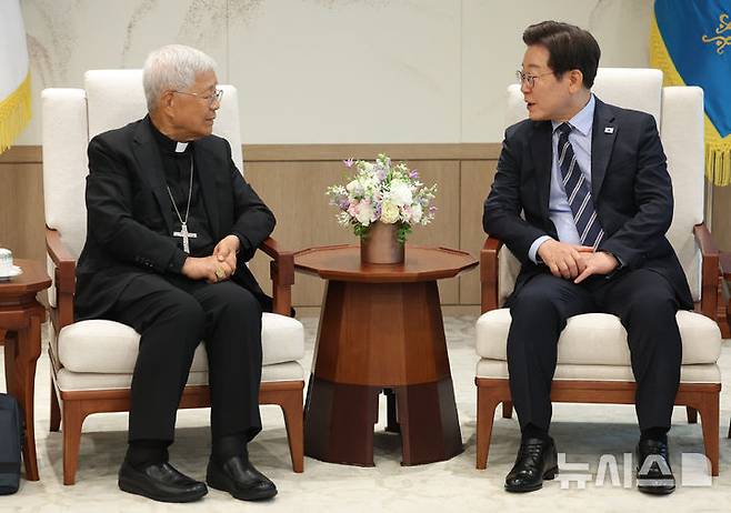 [서울=뉴시스] 고범준 기자 = 이재명 대통령이 7일 서울 용산 대통령실 청사에서 유흥식 추기경을 접견하고 있다. (대통령실통신사진기자단) 2025.07.07. bjko@newsis.com