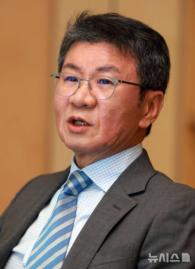 [서울=뉴시스] 이영환 기자 = 정몽규 대한축구협회 회장이 지난 3일 서울 종로구 축구회관 집무실에서 뉴시스와 인터뷰를 하고 있다. 2025.07.04. 20hwan@newsis.com