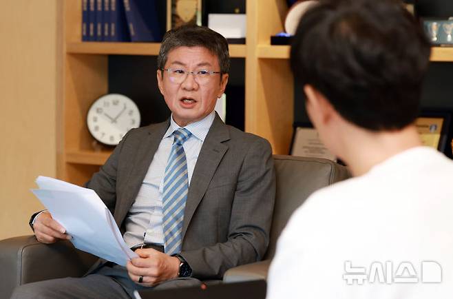 [서울=뉴시스] 이영환 기자 = 정몽규 대한축구협회 회장이 지난 3일 서울 종로구 축구회관 집무실에서 뉴시스와 인터뷰를 하고 있다. 2025.07.04. 20hwan@newsis.com