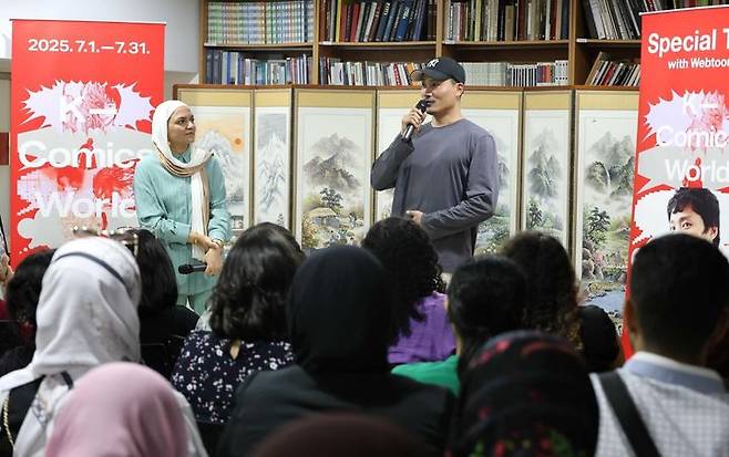 'K-코믹스 월드' 이집트 전시에서 웹툰 '지옥'의 최규석 작가와 현지 팬들이 교류하는 '작가와의 만남' 행사가 열렸다. (사진=한국콘텐츠진흥원 제공) *재판매 및 DB 금지
