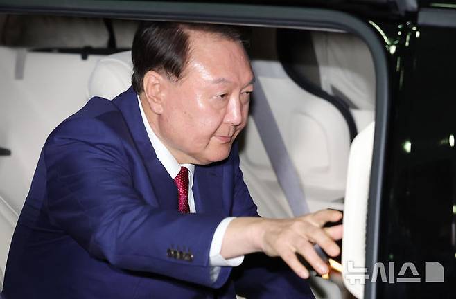 [서울=뉴시스] 홍효식 기자 = 윤석열 전 대통령이 5일 오후 서울 서초구 서울고등검찰청에 마련된 내란특검 사무실에서 2차 대면 조사를 마친 뒤 귀가하고 있다. 2025.07.06. yesphoto@newsis.com
