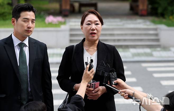 [대구=뉴시스] 이무열 기자 = 23일 오전 참고인 조사를 위해 대구경찰청에 출석한 강혜경 전 미래한국연구소 부소장이 취재진의 질문에 답하고 있다. 2025.05.23. lmy@newsis.com