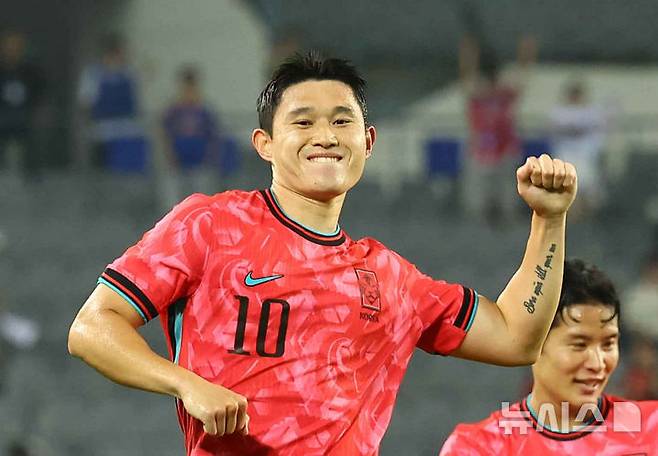 [용인=뉴시스] 박주성 기자 = 7일 경기 용인 미르스타디움에서 열린 2025 EAFF(동아시아축구연맹) E-1 챔피언십(동아시안컵) 한국 대 중국과 경기, 대한민국 이동경이 선취골을 넣고 기뻐하고 있다. 2025.07.07. park7691@newsis.com