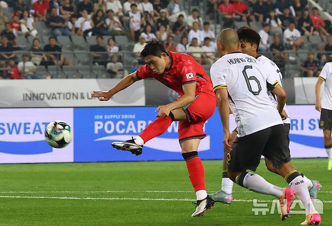 [용인=뉴시스] 박주성 기자 = 7일 경기 용인 미르스타디움에서 열린 2025 EAFF(동아시아축구연맹) E-1 챔피언십(동아시안컵) 한국 대 중국과 경기, 한국 이동경이 슛을 하고 있다. 2025.07.07. park7691@newsis.com