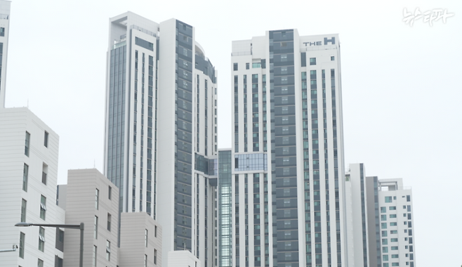구윤철 기획재정부 장관 후보가 보유 중인 서울 강남구 개포동 '디에이치퍼스티어아이파크.' 구 후보는 2013년 재건축 전 '개포주공1단지' 아파트를 8억 9,000여만 원에 경매로 낙찰받았다. 이후 2020년 "재건축 중이라 매도할 수 없다"는 거짓말로 아파트를 팔지 않았고, 재건축 완료 이후인 현재까지 보유할 수 있게 됐다. 현재 구 후보 보유 44평 디에이치퍼스티어아이파크의 시세는 50억 원 안팎이다.&nbsp;