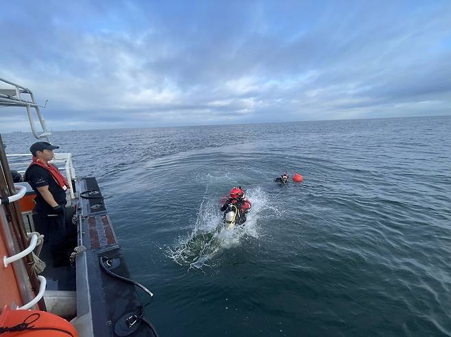 지난 1일 군산 앞바다에 외국인 선원 1명이 바다에 떨어져 해경이 수색 작업을 벌이고 있다. [군산해양경찰서 제공·재판매 및 DB금지]