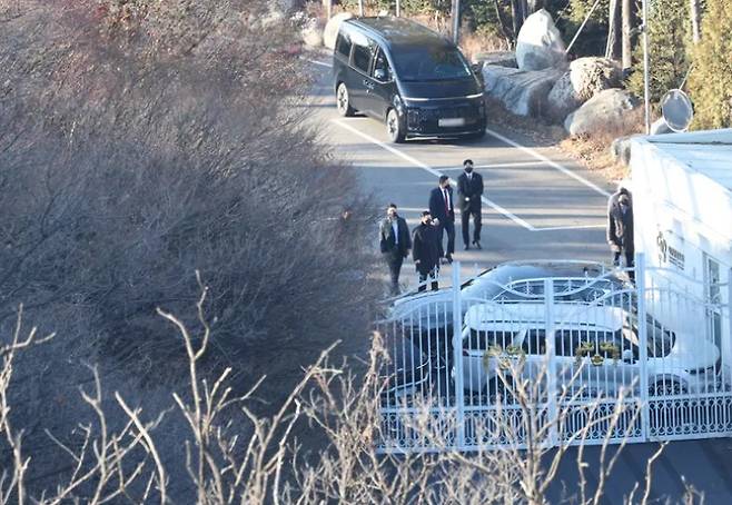 고위공직자범죄수사처가 윤석열 대통령의 체포영장 집행에 나선 지난 1월 3일 서울 용산구 한남동 대통령 관저 경내에서 대통령 경호처 인원들이 철문 앞을 차량으로 막고 있다. 연합뉴스