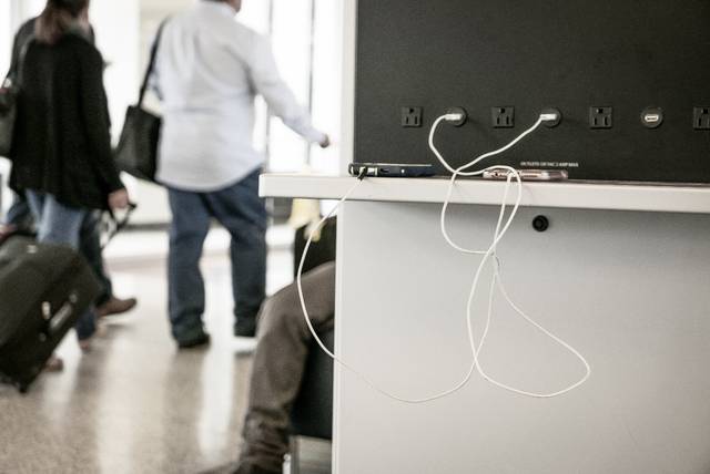 최근 해외공항이나 지하철 등에서 공공 USB 충전 포트를 이용한 해킹이 성행하고 있어 주의가 요구된다. 사진은 기사의 특정 사실과 관련 없음. 게티이미지뱅크