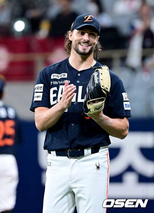 [OSEN=고척, 최규한 기자] 6일 서울 고척스카이돔에서 ‘2025 신한 SOL Bank KBO리그’ 키움 히어로즈와 한화 이글스의 경기가 열렸다.홈팀 키움은 박주성, 방문팀 한화는 라이언 와이스를 선발로 내세웠다.5회말 1사 주자없는 상황 키움 어준서의 내야 땅볼 때 한화 선발 와이스가 유격수 심우준의 호수비에 미소짓고 있다. 2025.07.06 / dreamer@osen.co.kr