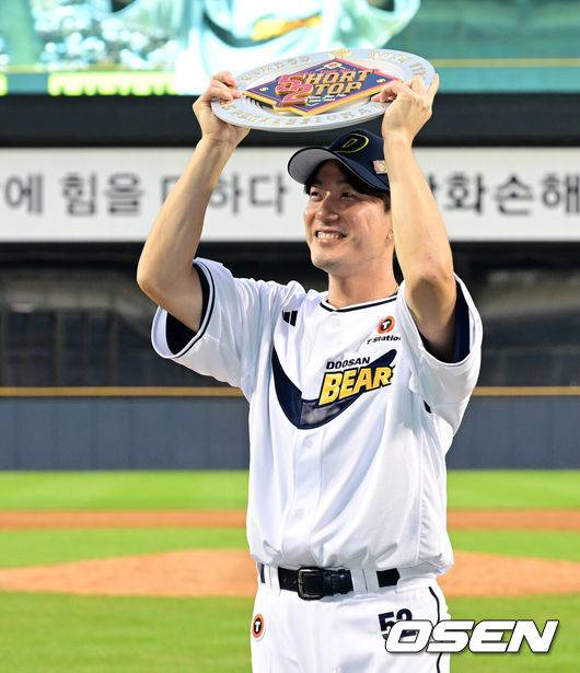 [OSEN=잠실, 지형준 기자] 6일 오후 서울 잠실구장에서 ‘2025 신한 SOL Bank KBO리그’ 두산 베어스와 KT 위즈의 경기가 열렸다.두산은 최승용, KT는 엔마누엘 데 헤이수스를 선발로 내세웠다.두산은 이날 2024시즌을 끝으로 은퇴를 선언한 김재호의 은퇴식을 개최한다. 은퇴식 테마는 ‘베어스 올타임 No.1 유격수 김재호’이다. 김재호는 은퇴선수 특별 엔트리를 통해 1군 엔트리에도 이름을 올렸다.&nbsp;클리닝타임 김재호가 선물 전달식을 갖고 포즈를 취하고 있다. 2025.07.05 /jpnews@osen.co.kr