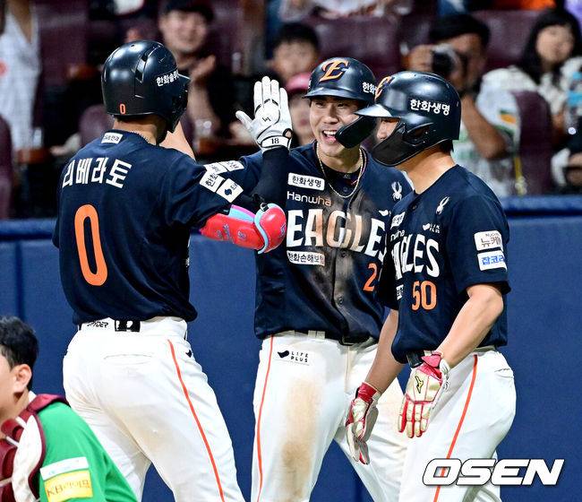 [OSEN=고척, 최규한 기자] 6일 서울 고척스카이돔에서 ‘2025 신한 SOL Bank KBO리그’ 키움 히어로즈와 한화 이글스의 경기가 열렸다.홈팀 키움은 박주성, 방문팀 한화는 라이언 와이스를 선발로 내세웠다.7회초 1사 1, 2루 상황 한화 리베라토가 달아나는 우월 스리런포를 날리고 홈을 밟은 뒤 심우준-이원석과 인사를 나누고 있다. 2025.07.06 / dreamer@osen.co.kr