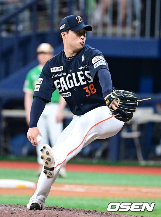 [OSEN=고척, 최규한 기자] 6일 서울 고척스카이돔에서 ‘2025 신한 SOL Bank KBO리그’ 키움 히어로즈와 한화 이글스의 경기가 열렸다.홈팀 키움은 박주성, 방문팀 한화는 라이언 와이스를 선발로 내세웠다.8회말 2사 1, 3루 상황 마운드에 오른 한화 김종수가 힘차게 공을 뿌리고 있다. 2025.07.06 / dreamer@osen.co.kr
