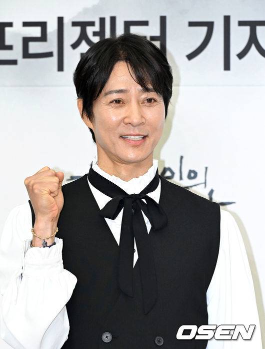 [OSEN=이대선 기자] 10일 오전 서울 여의도 KBS 신관 국제회의실에서 ‘한국인의 밥상’ 700회 & 새 프리젠터 기자간담회가 열렸다.14년의 기록과 추억, 그리움이 담긴 밥상과 사라져가는 음식들, 어머니에 대한 기억을 담은 ‘한국인의 밥상’ 700회 특집은 10일 오후 7시 40분 KBS 1TV에서 방송된다.배우 최수종이 포토타임을 가지고 있다. 2025.04.10 / sunday@osen.co.kr