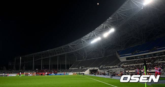 [OSEN=용인, 조은정 기자]2025년에도 '공한증'은 이어진다. 홍명보호가 무더위를 뚫고 시원한 대승을 거뒀다.&nbsp;홍명보 감독이 이끄는&nbsp;대한민국 축구대표팀은&nbsp;7일 오후 8시 용인 미르스타디움에서 열린&nbsp;2025&nbsp;동아시아축구연맹(EAFF) E-1 챔피언십(동아시안컵) 개막전에서 중국을 3-0으로 꺾었다.양팀이 경기 중인 가운데 관중석이 비어있다. 2025.07.07 /cej@osen.co.kr