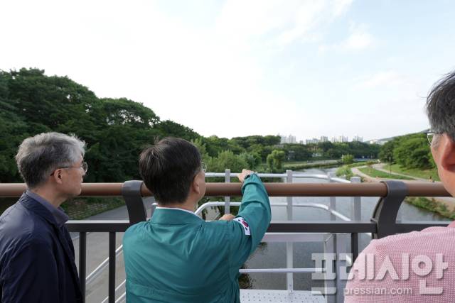 ▲탄천보도교에 대한 현장점검에 나선 신상진 성남시장. ⓒ성남시