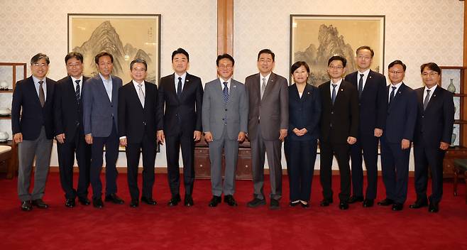 김민석 국무총리와 김병기 더불어민주당 대표 직무대행 겸 원내대표, 강훈식 대통령 비서실장 등 참석자들이 6일 오후 서울 종로구 삼청동 국무총리 공관에서 열린 이재명 정부 첫 고위당정협의회에서 기념촬영을 하고 있다.&nbsp; &nbsp; 뉴시스