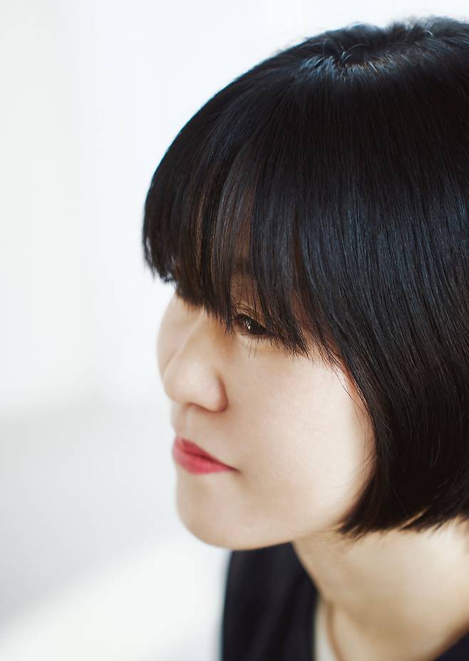 다섯 번째 소설집 ‘안녕이라 그랬어’를 펴낸 소설가 김애란(45)은 “때론 상담사로, 어느 때는 친구이자 연인의 얼굴로 인간을 달래주는 인공지능(AI)의 언어와 패턴, 구조, 섬찟함, 가능성 등에 관심이 간다”고 밝혔다. 문학동네 제공/ⓒ이승재(LCC)