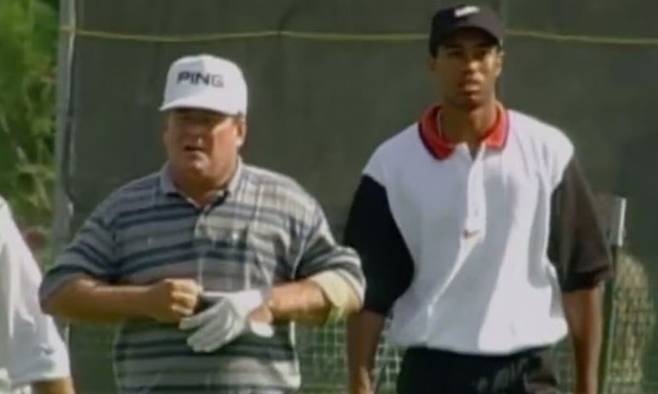 1996년 미국 일리노이주에서 열린 PGA 투어 쿼드시티 클래식 당시 43세의 에드 피오리(왼쪽)와 20세의&nbsp;‘골프 신동’ 타이거 우즈가 함께 플레이를 하는 모습.&nbsp;피오리가 막판에 우즈를 제치고 우승컵을 들어올렸다. 방송 화면 캡처