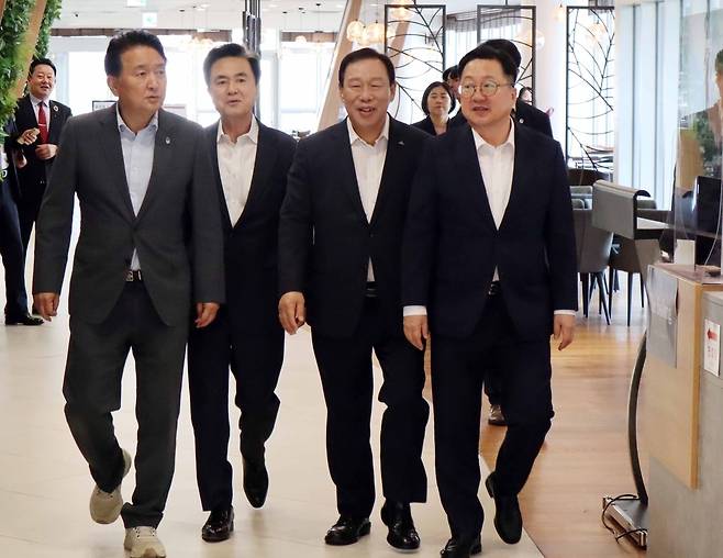 충청권 4개 시·도지사가 지난달 19일 세종시의 한 호텔에서 조찬 회동을 갖고 있다. 세종시 제공&nbsp;