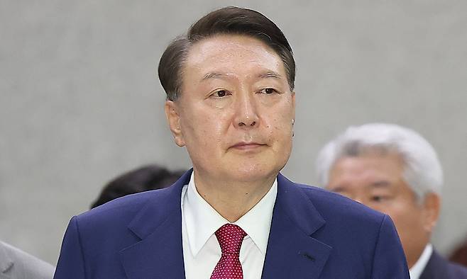 윤석열 전 대통령이 지난 5일 내란 특검 2차 조사를 마치고 조은석 특별검사팀 사무실이 있는 서울 서초구 서울고검을 나서고 있다. 연합뉴스